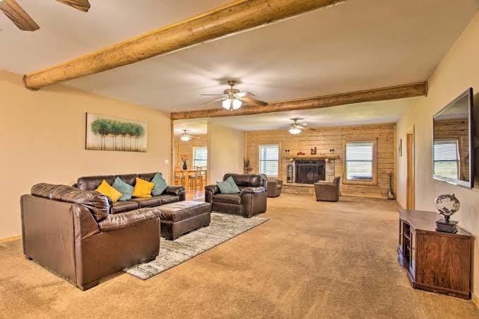 11-Acre Log Cabin with Jungle Gym and Sand Volleyball - Holiday Home, photo 2