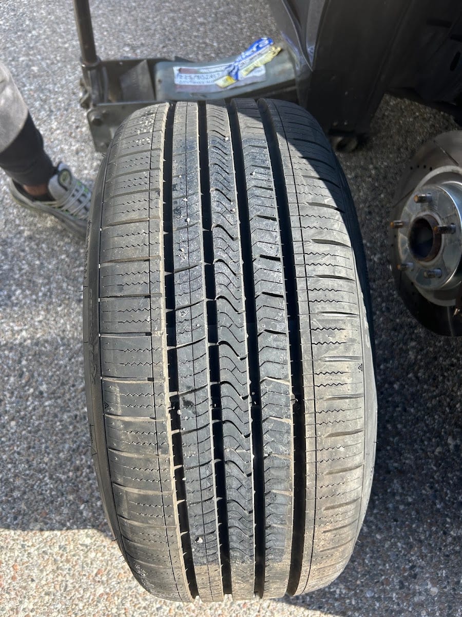 Yo Tires, photo 3