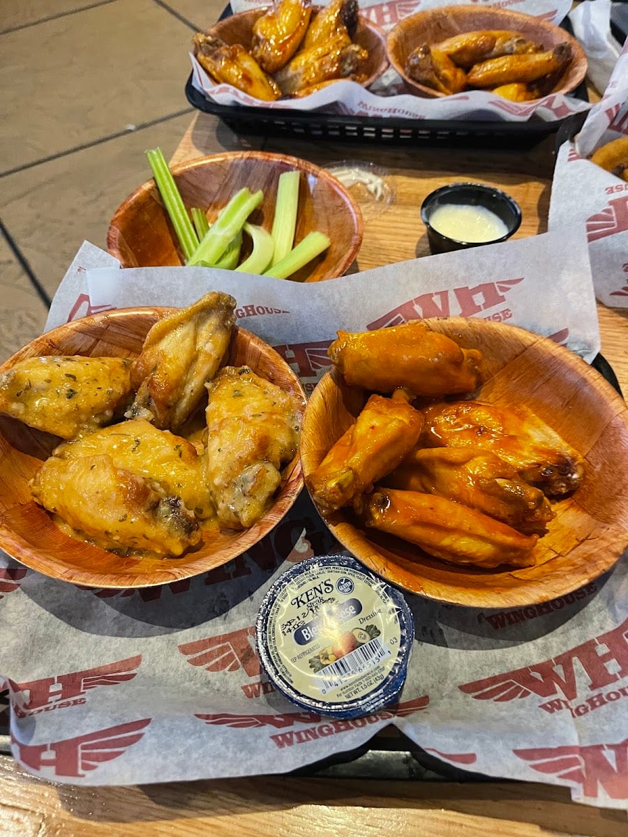 WingHouse Bar & Grill - Tampa Stadium, photo 3