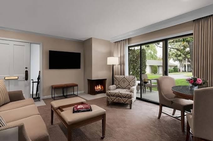Indulge Yourself in Amazing Amenities! Outdoor Pool, Golf Course, FREE Parking!, photo 3
