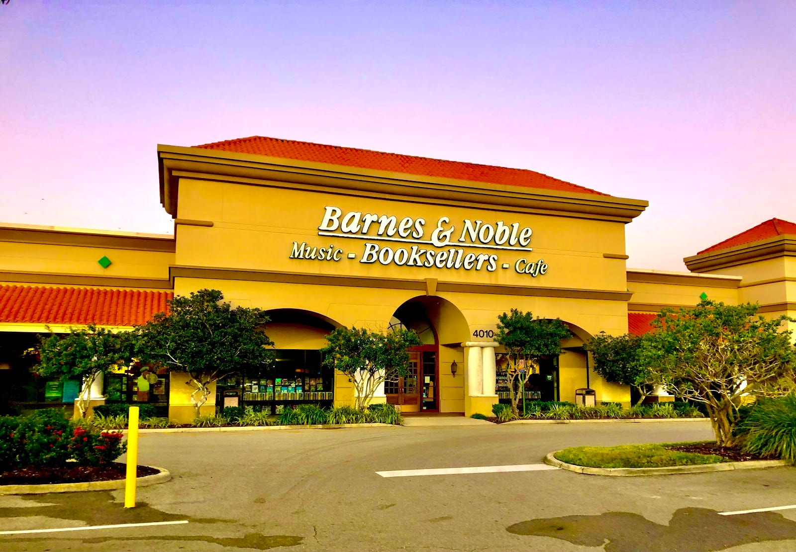 Barnes & Noble, photo 3