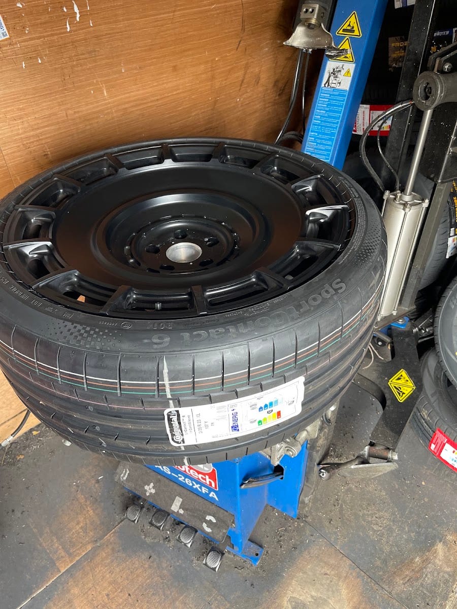 Mobile Tyreman 24/7 MAX Tyres Redbourn Limited, photo 3
