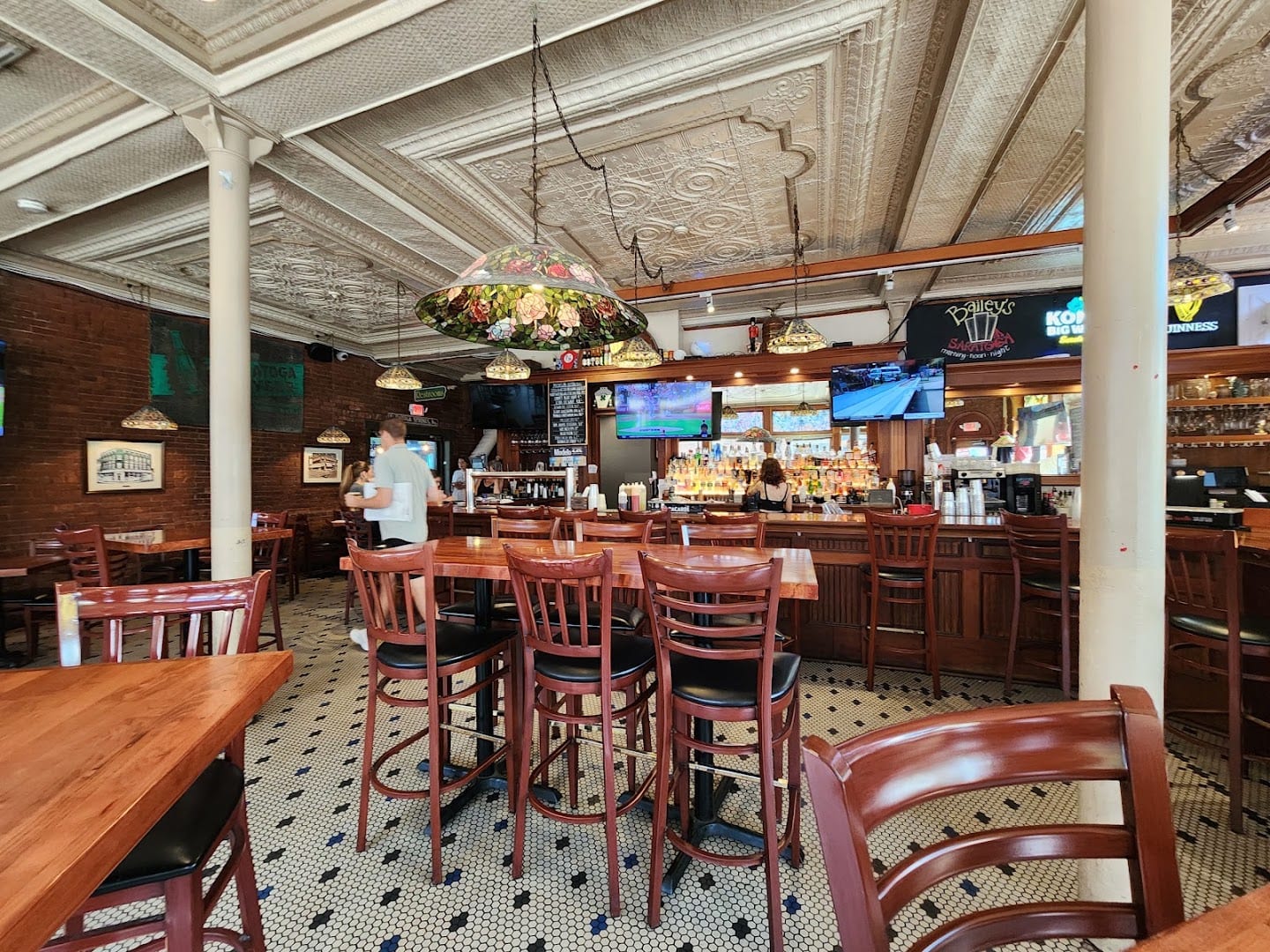 Bailey's Saratoga, photo 4