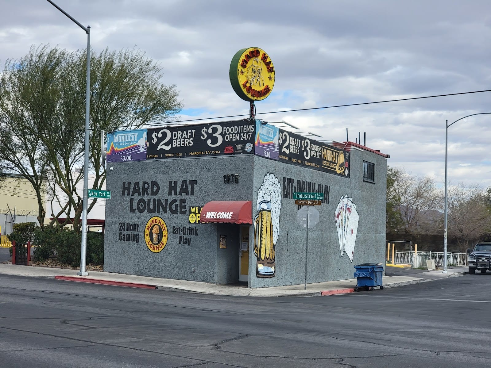 Hard Hat Lounge, photo 2
