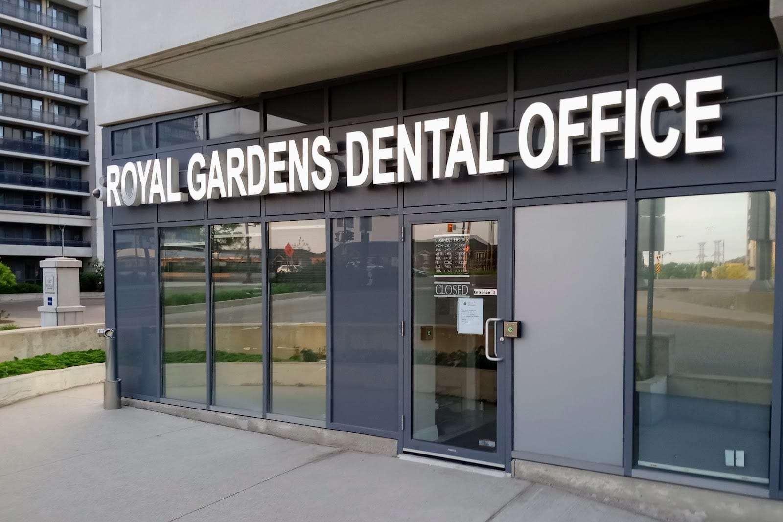 Royal Gardens Dental Office - Dr Paul HU Dentistry