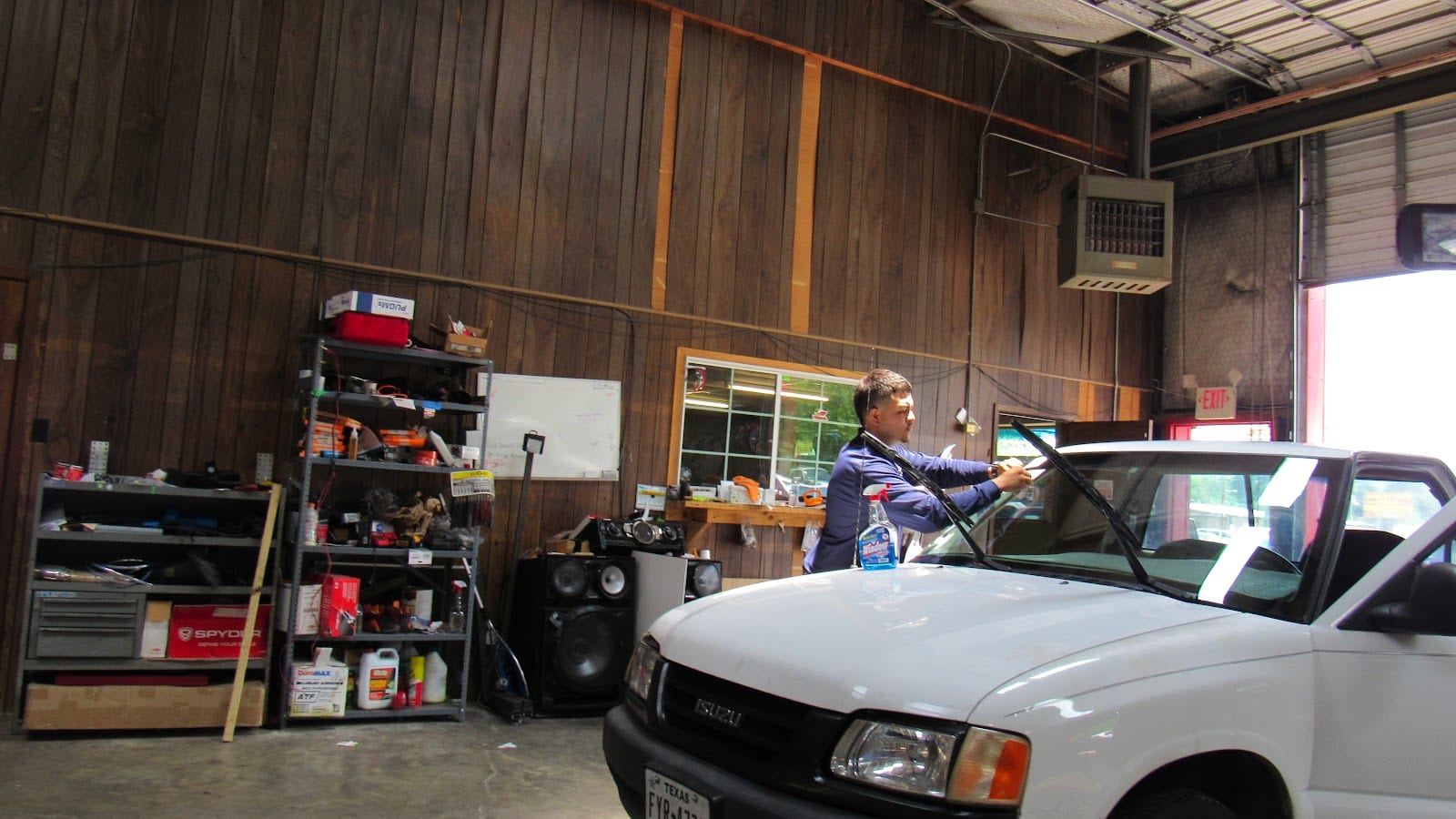 Navarro's Windshield Installation, photo 4