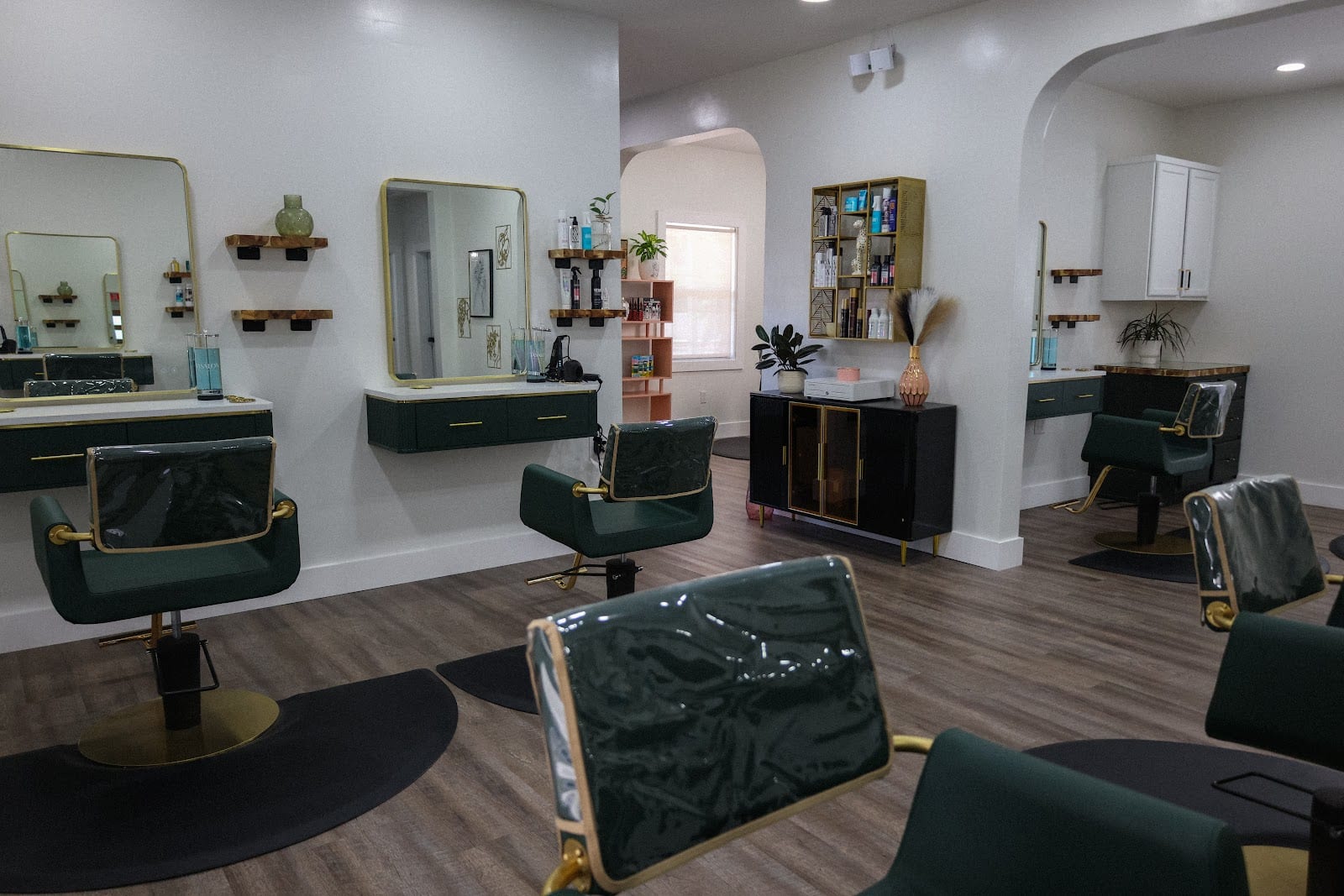 The Tomi Girl Salon, photo 3