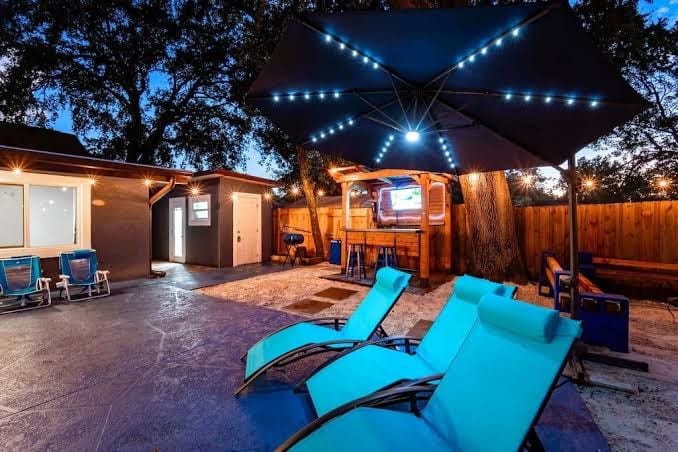 NEW Cozy Getaway /Pool /Gym /Fireplace /Heart of Tampa Stay