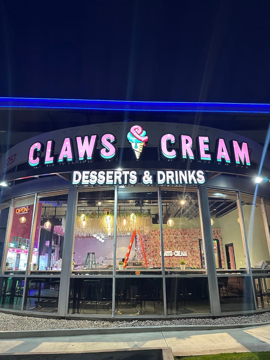 Claws and Cream, photo 2